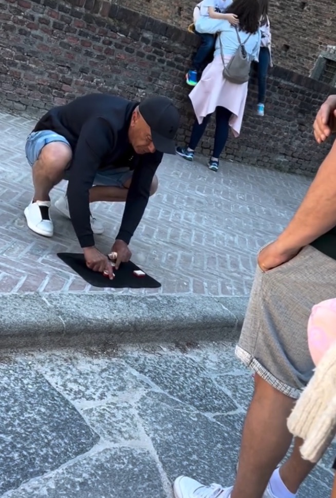 Attenzione alla truffa delle tre campanelle al Castello Sforzesco di Milano!